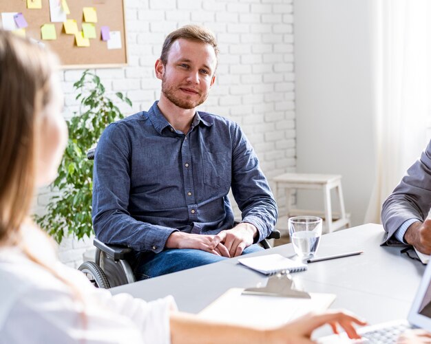 Geschäftsleute arbeiten zusammen