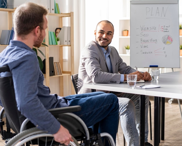 Geschäftsleute arbeiten zusammen