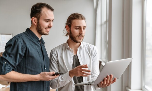 Geschäftsleute arbeiten zusammen