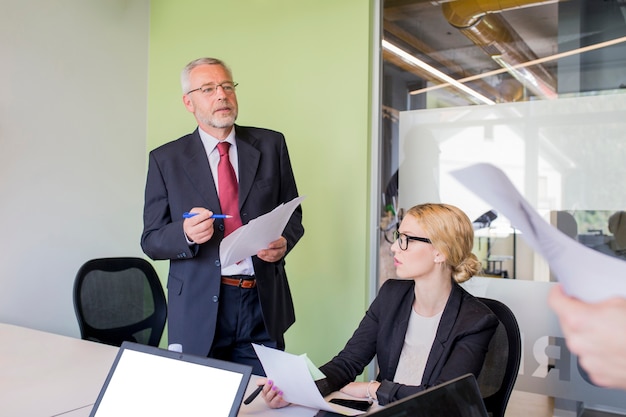 Geschäftsleute, die am Schreibtisch brainstorming sind