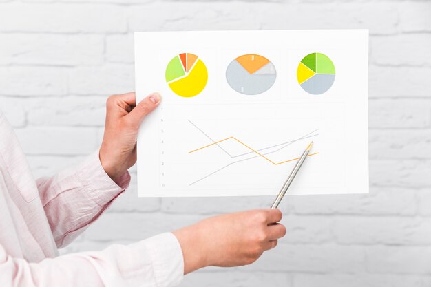 Geschäftsleute, die Diagramme und Statistiken zeigen