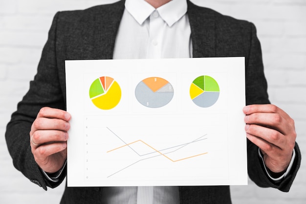 Kostenloses Foto geschäftsleute, die diagramme und statistiken zeigen