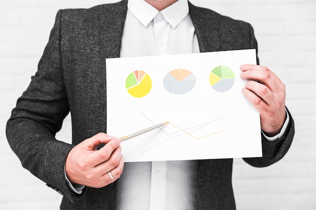 Geschäftsleute, die Diagramme und Statistiken zeigen