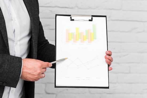 Geschäftsleute, die Diagramme und Statistiken zeigen