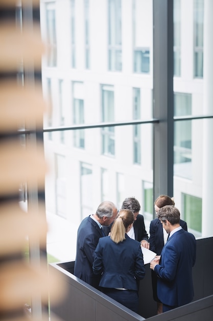 Kostenloses Foto geschäftsleute, die eine diskussion im amt haben