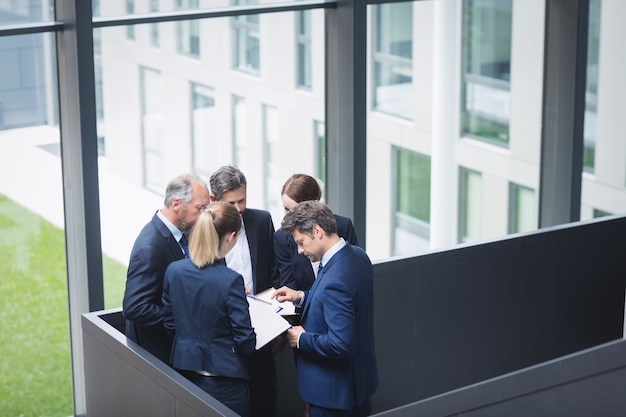 Geschäftsleute, die eine Diskussion im Amt haben