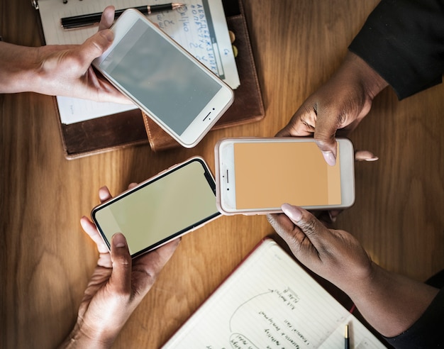 Kostenloses Foto geschäftsleute, die ihre telefone verwenden