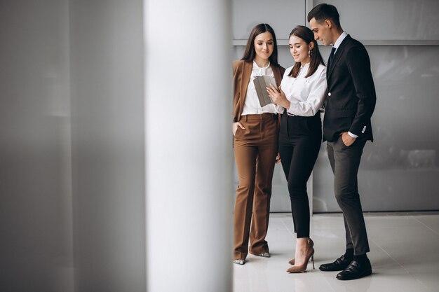 Geschäftsleute, die im Team in einem Büro arbeiten