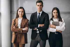 Kostenloses Foto geschäftsleute, die im team in einem büro arbeiten