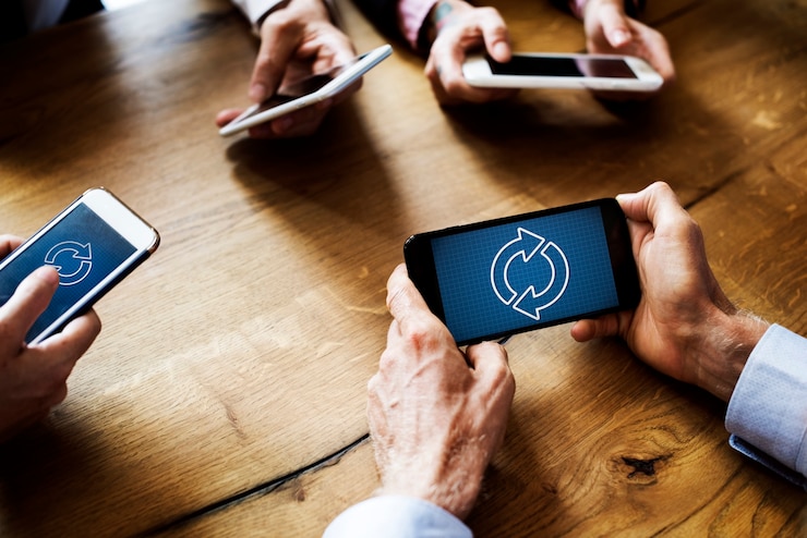 Kostenlose Foto geschäftsleute, die intelligente telefone verwenden