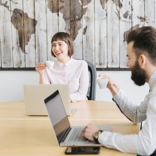 Geschäftsleute, die mit Laptop im Büro arbeiten