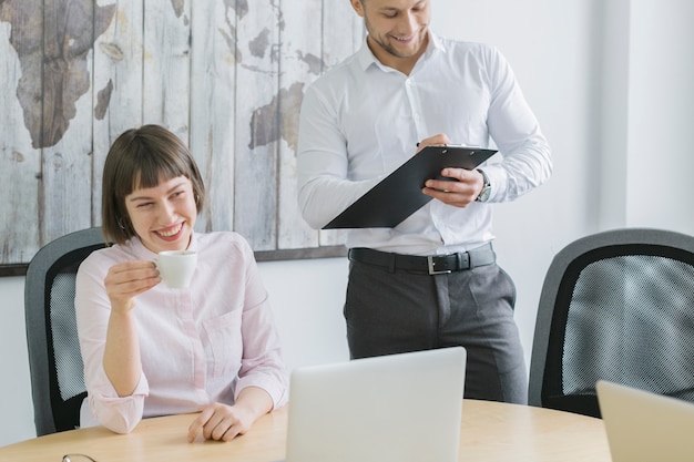 Geschäftsleute, die mit Laptop im Büro arbeiten