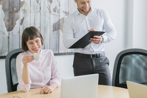 Geschäftsleute, die mit Laptop im Büro arbeiten