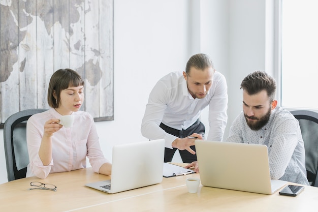 Geschäftsleute, die mit Laptop im Büro arbeiten