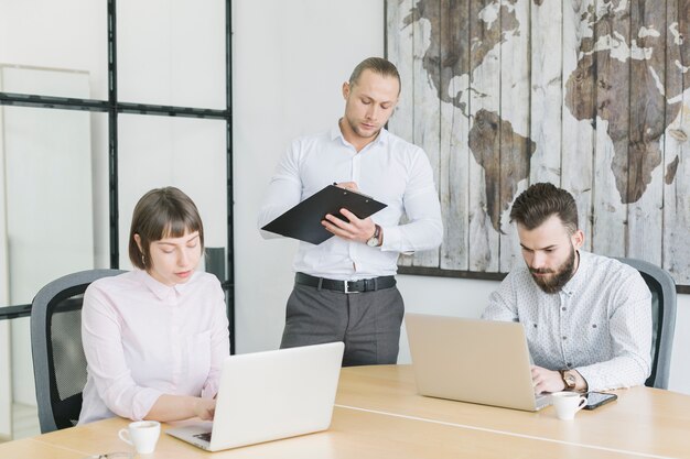 Geschäftsleute, die mit Laptop im Büro arbeiten