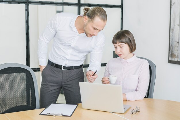 Geschäftsleute, die mit Laptop im Büro arbeiten