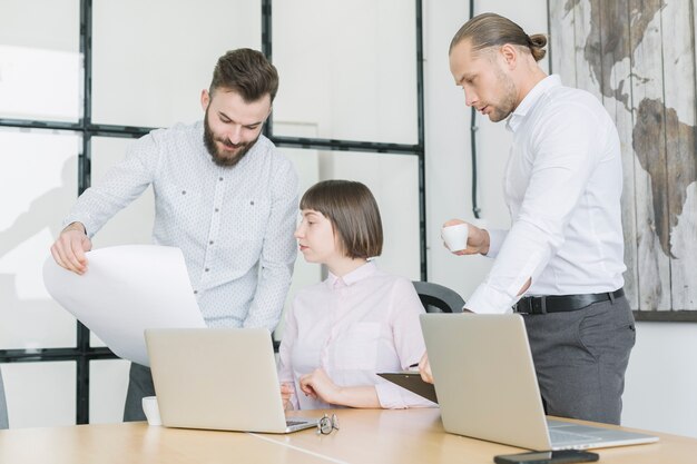 Geschäftsleute, die mit Laptop im Büro arbeiten