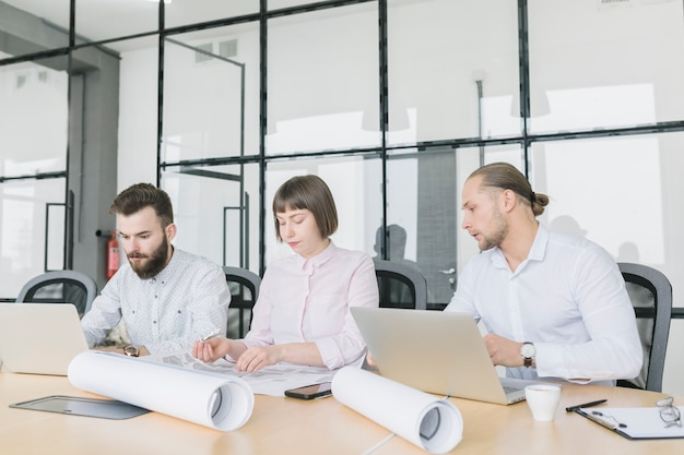 Geschäftsleute, die mit Laptop im Büro arbeiten