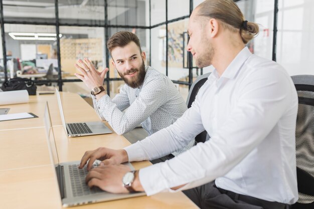 Geschäftsleute, die mit Laptop im Büro arbeiten