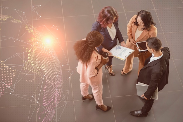 Geschäftsleute, die mit Technologie arbeiten, um sich mit anderen zu verbinden