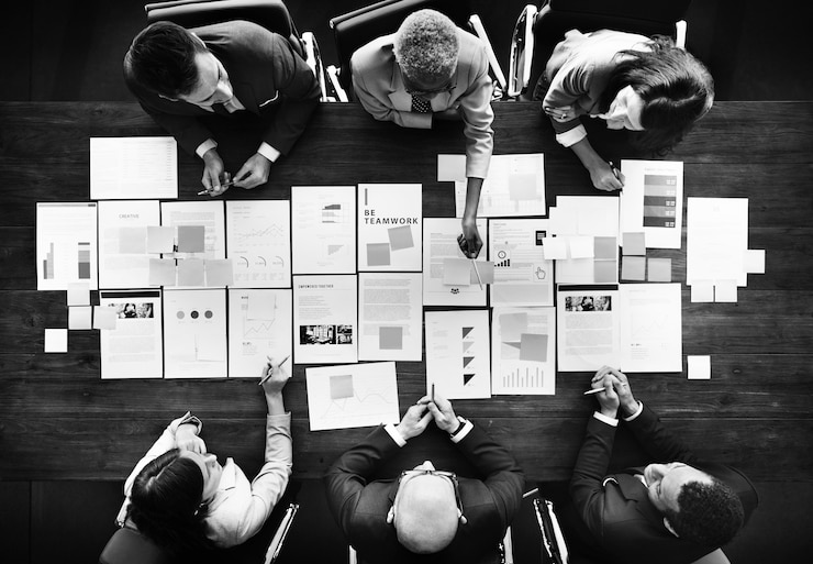 Kostenlose Foto geschäftsleute, die statistik-finanzkonzept analysieren