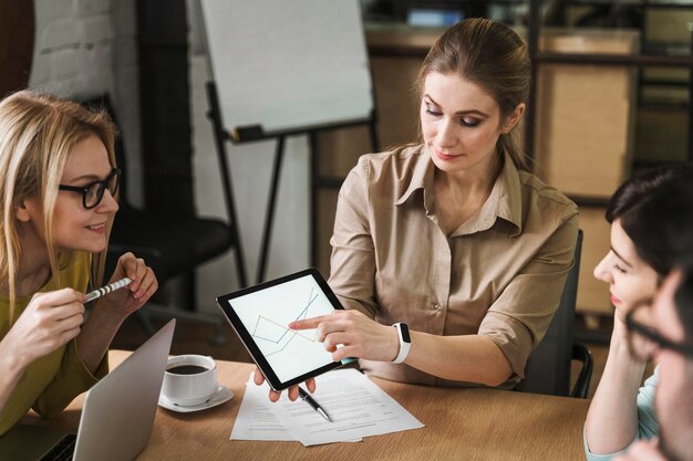 Geschäftsleute, die Tablet während eines Meetings verwenden