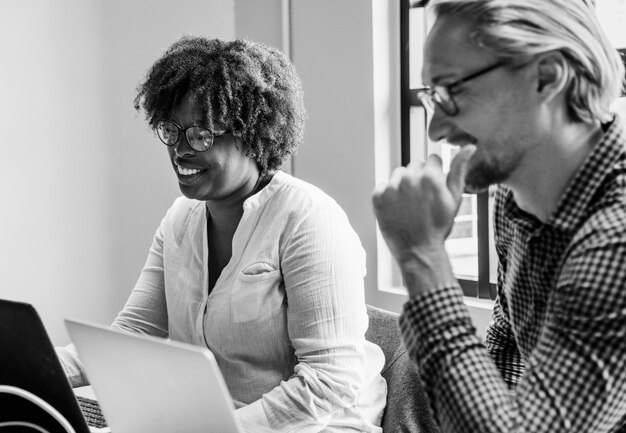 Geschäftsleute, die während eines Meetings an Laptops arbeiten