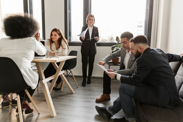 Geschäftsleute diskutieren in Besprechungen