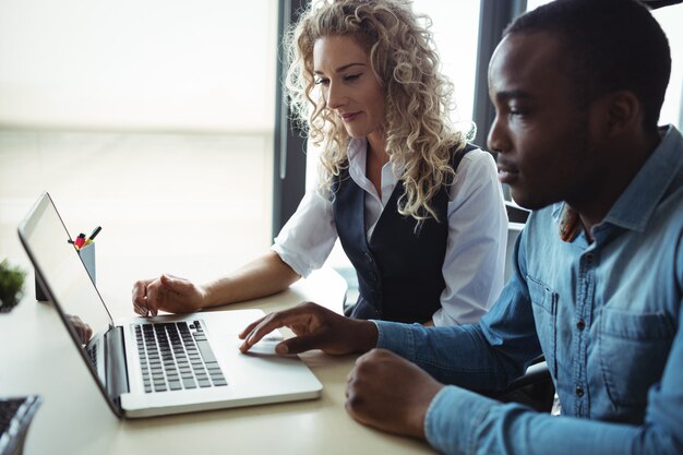 Geschäftsleute diskutieren über Laptop