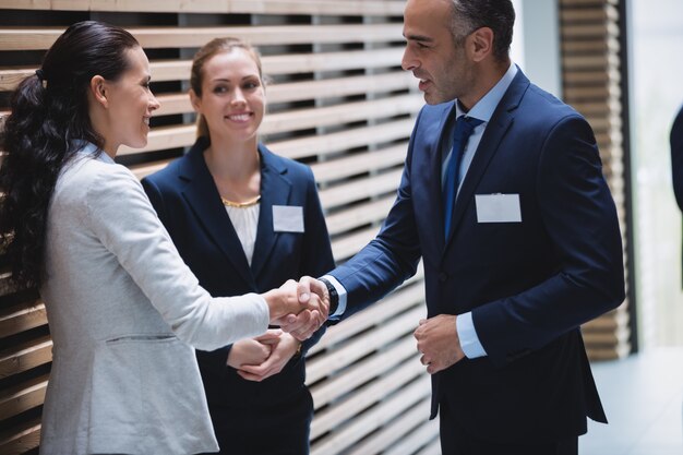 Geschäftsleute diskutieren und geben sich die Hand