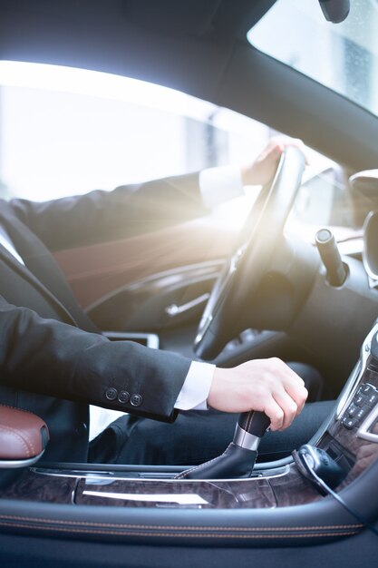 Geschäftsleute fahren Seitenfotos von Autos