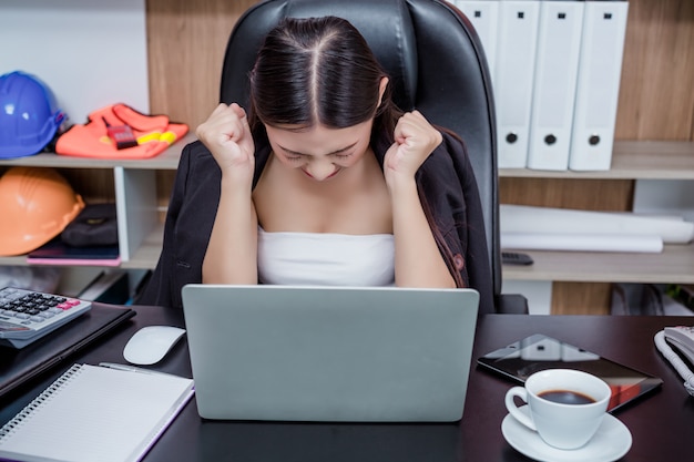 Geschäftsleute, Frauen, die mit Stress und Müdigkeit im Büro arbeiten.