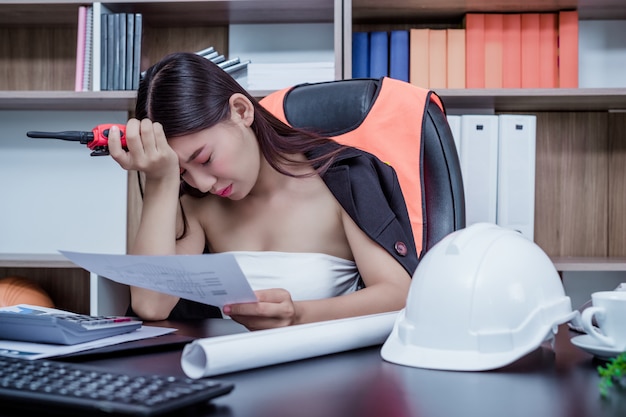 Geschäftsleute, Frauen, die mit Stress und Müdigkeit im Büro arbeiten.