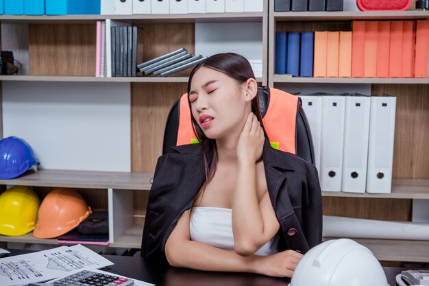 Geschäftsleute, Frauen, die mit Stress und Müdigkeit im Büro arbeiten.