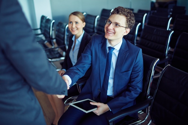 Geschäftsleute Händeschütteln, während im Konferenzraum arbeiten