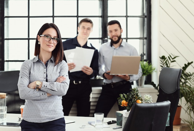 Kostenloses Foto geschäftsleute im büro