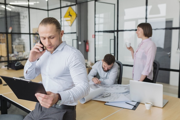 Geschäftsleute im Büro