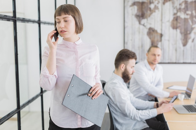 Kostenloses Foto geschäftsleute im büro