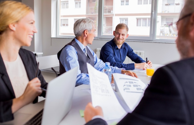 Kostenloses Foto geschäftsleute in der besprechung