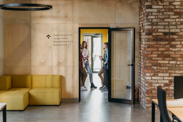 Kostenloses Foto geschäftsleute in der büropause