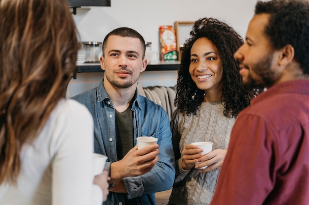 Geschäftsleute in der Büropause