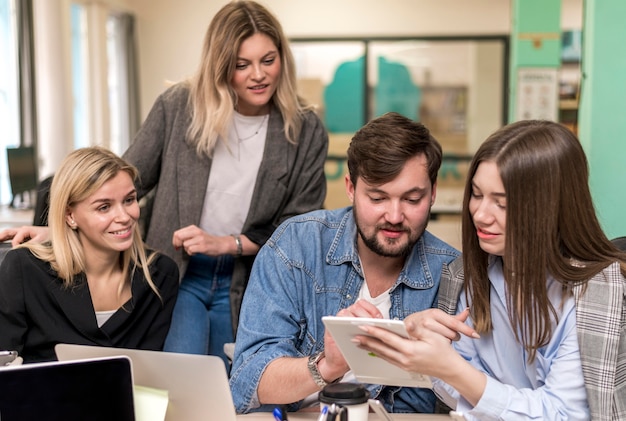 Geschäftsleute sprechen über ein neues Projekt