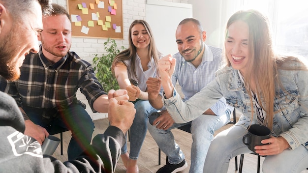 Gruppe von Mitarbeitern bei einem Teambuilding-Event zur Förderung der Mitarbeiterbindung - retention marketing, zielsetzung, retention rate,  hr abteilung