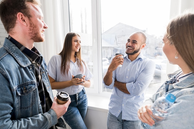 Dynamische Generation Y Mitarbeiter in einer entspannten Kaffeepause.