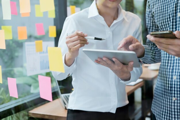 Interaktives Kanban-Board auf einem Tablet für effiziente Planung