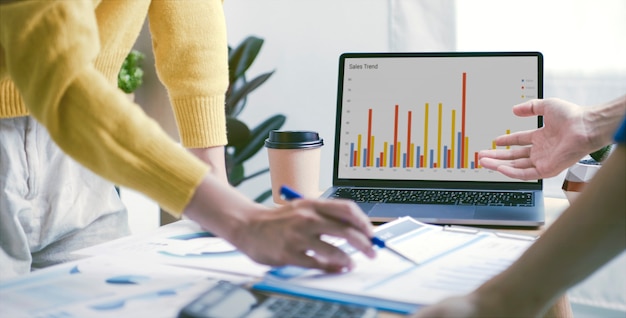 Geschäftsleute treffen Plananalysediagramm Unternehmensfinanzstrategie