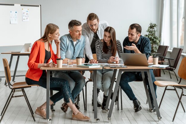 Geschäftsleute treffen sich im Büro und arbeiten zusammen