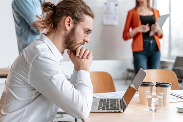 Kostenloses Foto geschäftsleute treffen sich im büro und arbeiten zusammen