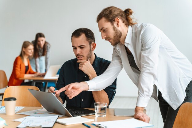 Geschäftsleute treffen sich im Büro und arbeiten