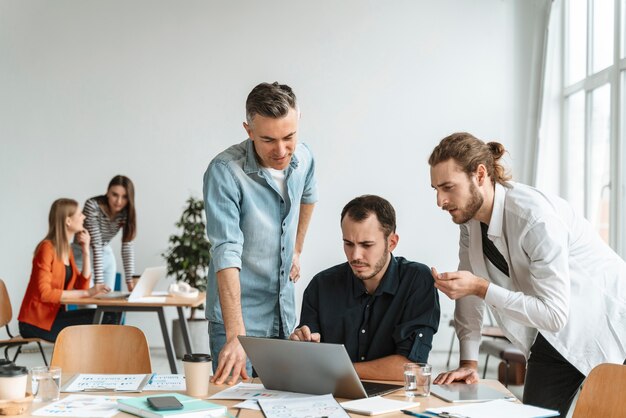 Geschäftsleute treffen sich im Büro und arbeiten